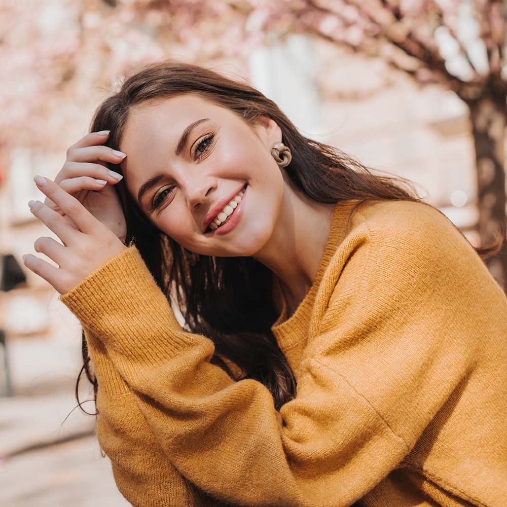 beautiful-woman-in-bright-sweater-posing-on-street2-B3FBQW3.jpg